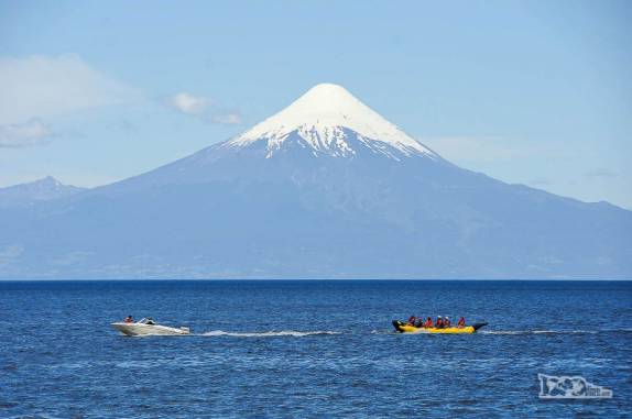 Turistas se divertem nas águas do lago Llanquihue, aos pés do majestoso vulcão Osorno, na pequena Frutillar, no sul do Chile